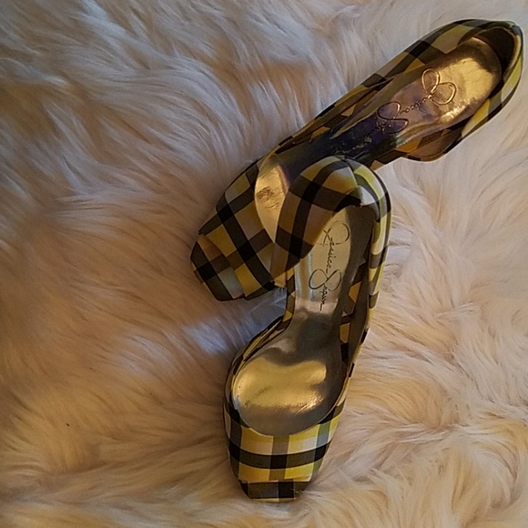 These peep toe heels are gorgeous. - Picture 2 of 3